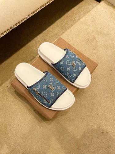 工厂P价 。 Louis V*路易威登高端精品 奢品拖鞋，1:1高端品质，休闲阳光宽松舒适型，最高版本高品质精品，经夏季必入哦！38-44