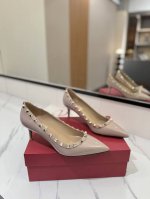 出厂价： Valentino 华伦天奴铆钉 VT经典单鞋，顶级复刻！侧身弧线完美，原版开模定制不生锈铆钉 特别有质感的五金衬托出满满的高级感，带给您正品级的脚感