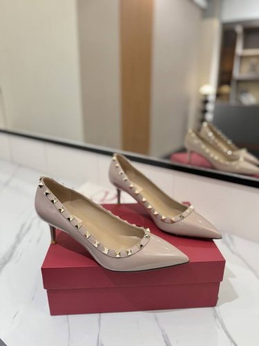 出厂价： Valentino 华伦天奴铆钉 VT经典单鞋，顶级复刻！侧身弧线完美，原版开模定制不生锈铆钉 特别有质感的五金衬托出满满的高级感，带给您正品级的脚感