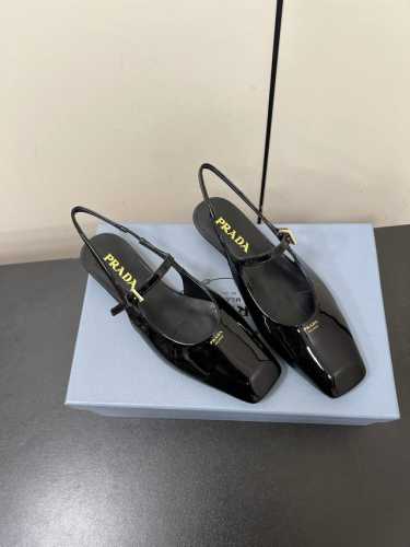 PRADA 普拉达 25ss 春夏新款 平跟方头后空凉鞋单鞋简单的设计大概就是它最让人喜欢的点 不是烂大街的那种 很有自己的品牌个性面料：进口小牛漆皮 内里：进