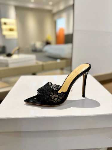 Gianvito rossi 2024 经典款尖头电绣高跟鞋，它的出现就像夜空中最璀璨的星辰。经典的款式，永恒的魅力，电绣的图案更是为其增添了梦幻的色彩。每一步