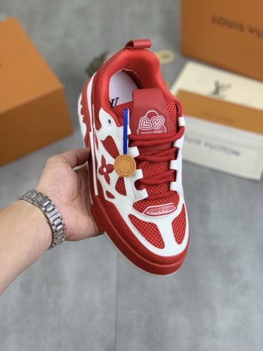 工厂P价P 实价 新款Lv Trainer 系列运动鞋出货，本款 Lv Trainer 运动鞋以正绒面和粒面牛皮革重绎 Virgil Abloh 的经典之作，再
