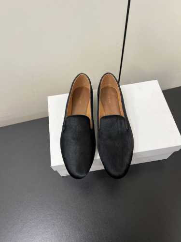 the Row25S春夏新品复古乐福鞋 极简主义的设计风格 上脚超级显瘦又舒适 日常随心搭配裙子 裤子 都无敌好看！ 鞋面采用原版定制材质 内里垫脚均为混种羊皮