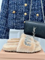 厂价 Miumiu经典秋冬厚底水钻毛毛拖鞋 这季节美鞋太多这款毛拖 真的是让我无法自拔真太可爱了～ 毛茸茸的羊毛是选用欧洲进口a级羊毛 我们做到与原版一致满鞋