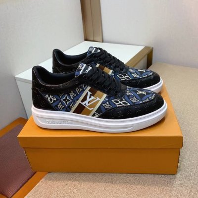 工厂价 L家* 休闲新品上市，鞋面采用品牌高档印花面料舒适网布内里，橡胶耐磨大底，鞋型饱满，立体感十足时尚、新颖标准码数：38-44。三色可选。