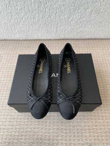 Chanel小香 25Ss 春夏鞋头 电绣点缀 芭蕾舞鞋 宛如女神脖子上的项链 上脚包裹性非常好 上脚跟显瘦 真的是超级精致 复古的玛丽珍太对味了 个人最喜欢好
