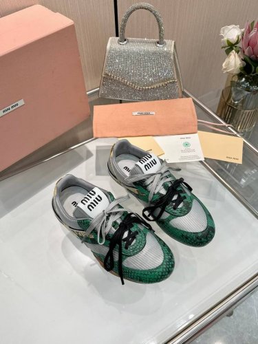 miumiu 先出女款.Size：女35-40 缪缪Miumiu 2025Vs春夏新款休闲鞋系列 专柜主打最新款 休闲鞋硬货上新 代购级别！高级感十足！国内外博