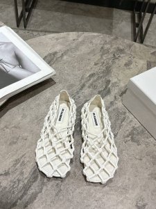 jilsander 25Ss春夏 编织绳结镂空单鞋 眼前一亮的款式 夏日氛围浓厚 软糯的皮子穿起来更显高贵 简约时髦的风格搭配啥都是满分的存在 老钱风满满！ 鞋