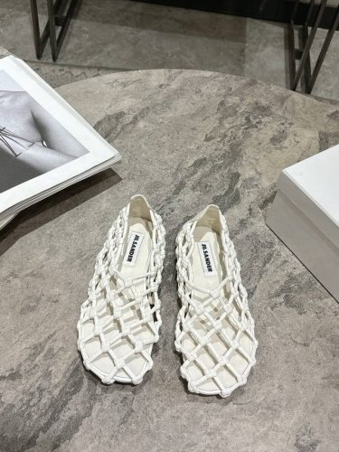 jilsander 25Ss春夏 编织绳结镂空单鞋 眼前一亮的款式 夏日氛围浓厚 软糯的皮子穿起来更显高贵 简约时髦的风格搭配啥都是满分的存在 老钱风满满！ 鞋