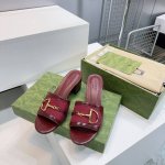 高品质出厂 顶级品质Gucci古驰2025春夏五金扣D字链条扣老花布平底 粗跟拖鞋系列 原版一比一 踮脚工艺同原版一样 中跟拖鞋 凉鞋 配最新D扣作为品牌的标志