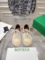 出厂 男款20刘雯同款Bottega Veneta新款运动鞋 德训鞋 阿甘鞋 Bottega Veneta Orbit运动鞋 以90年代复古风格为灵感，鞋面选用