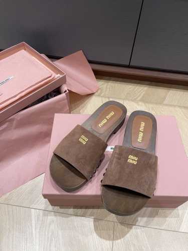 出厂 袜子+10 上新Miumiu 缪.缪.25春夏秀场漆皮袜套木屐凉鞋拖鞋 市面顶级原单版，Zp对比做货，所有细节都跟柜上一致：包括鞋面皮料，鞋垫内里皮料、刻