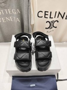 高版本出厂 Prada 普拉达25ss夏季新款情侣款沙滩厚底勃肯凉鞋这个鞋型真的属于经典不会过时的设计而且符合当下大家这种追求舒适，健康的穿着理念，被很多国内外