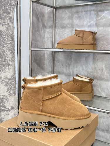 橙子出厂价 UGG 秋冬新款厚底雪地靴 人鱼高跟短靴 周冬雨人鱼高跟雪地靴：梦幻之履，惊艳冬日！雪地靴的部分又保证了温暖，毛绒绒的内里就像温柔的拥抱，呵护着双脚