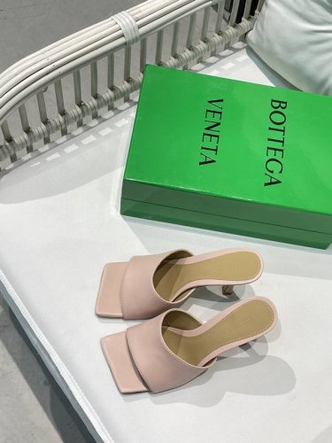 Bv 葆蝶家 18色齐 塑造经典一字深口拖鞋 蜜桃粉 Bottega Veneta 深口拖鞋继续延续 夸张的各种配色 必将影响穿搭界 各个明星 博主争相试穿 季