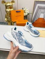 LV路易威登Run 55 运动鞋拼合网格面料、橡胶和粘胶等科技材质，搭配牛皮革材质，共同洋溢运动格调。Monogram 帆布后袢带等标志性元素传递品牌意趣 35