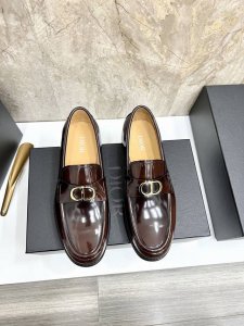 dior 迪奥 男士精品乐福鞋，这款 Dior Granville 乐福鞋是男装系列新品，彰显都市风范。采用棕色粒面牛皮革精心制作，搭配对比鲜明的缉面线，鞋面饰