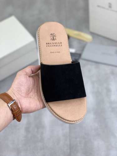 工厂价 实价 Brunello Cucinelli Bc 新款麂皮拖鞋，24Ss新款系列 此款凉拖鞋鞋型堪称经典，永不过时！外底上的个性logo和独特的水波纹凹