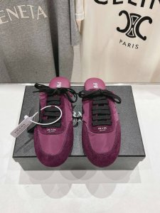 高版本出厂 半托 Prada*普拉达P家25ssfw～new新款绑带休闲鞋，低调奢华懒人鞋，富人的不二选择！软胶底素有踩云感之称～舒适度百分百细腻反绒皮鞋面，鞋