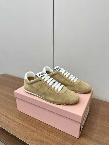 Miumiu 2025早春新品 德训鞋 棒球鞋 Miu Miu 缪缪大秀上爆出的这双球鞋 后全球各大代购官网火爆上市.简单很随意不羁又能体现单宁美感，整双鞋子设