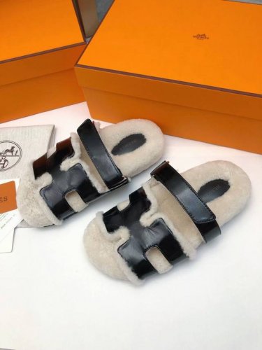 一波惊喜毛拖妥妥的时尚款顶级出品轻奢泰迪毛拖真的软软糯糯超美.......初冬的第一双毛拖，真的穿起太舒服了,像踩在地毯上完全不想脱下来，俗称二舅拖鞋它来啦。。