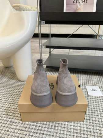 UGG秋冬新款冬季雪地靴，厚底增高加绒保暖一脚蹬棉鞋。特显腿长。 面料，牛磨砂 内里，羊皮毛一体 原板组合大底 码数：35-40# - 点击图像关闭