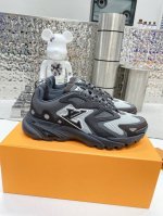 460 彩色+10 路易威登 春夏男装秀场推出 Lv Runner Tatic 运动鞋：网格织物混合牛皮革，诠释跑鞋的设计精髓；反光 Monogram 花卉点缀