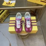 联名 Adidas｜Gucci三叶草Logo与标志性三条杆为设计元素将其与独属于的Gucci 双方选择Adidas Originals经典鞋型 Gazalle为