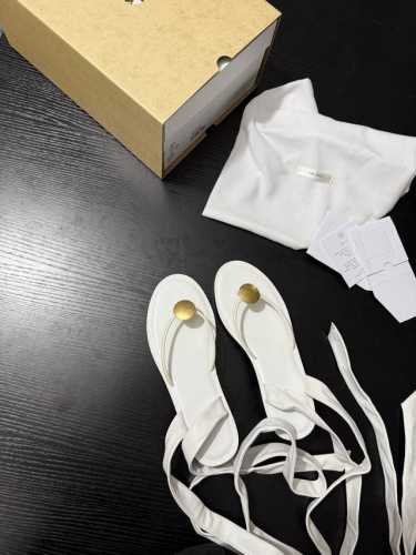 The Ro* 新品 随性与精致并存的绑带凉鞋 鞋带棉羊交叉绑带如灵动丝带缠绕脚踝 释放不羁魅力 简约夹趾设计搭配亮眼金属饰扣 打破单调 小方跟增添复古格调 步