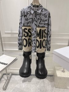出厂 顶级版本2044涂鸦新色 Dior迪奥秋冬经典骑士靴，超多明星网红种草 时尚与潮流同时拥有，可酷可帅的一款靴子，不仅颜值爆棚有品牌辨识度，刺绣的立体感也是
