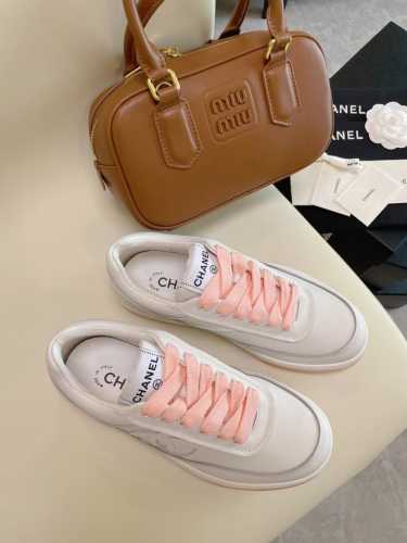 开香啦！CHANEL 香奈儿24P新款，颜色太奶啦！小白鞋入再多都感觉永远嫌不够，真心好看，尤其搭牛仔裤和短裙的时候，真心爱了，鞋底又轻又柔软，脚面包裹感也很好
