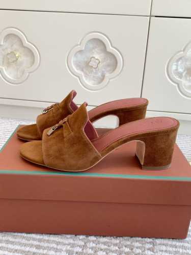 平底 粗跟 代购级 Loro piana Summer Charms Ser LP女士凉鞋拖鞋产品详情：这款绒面羊皮革凉鞋搭配饰有Loro Piana My C