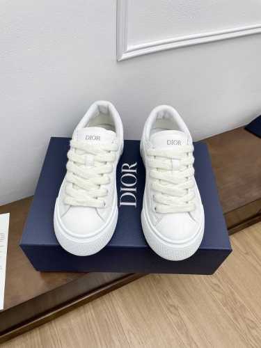 男10 Ss Dio* 迪奥B33系列 情侣款休闲板鞋 原版购入开发做货 采用迪奥灰牛皮革精心制作，侧面饰以同色调 Cd Diamond 图案帆布镶片。 Cd