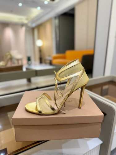 价格P： Gianvito Rossi 2025 这款高跟鞋 极简主义的 Elle、Gianvito Rossi 秉承了其传统意大利工艺，专注精巧细节，打造优雅