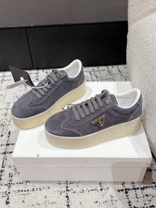 Prada 普拉达 25 最新Downtown Bold系列 厚底 三角标 休闲 小白鞋运动风设计搭配精致细节。采用穿孔皮革打造，个性的厚底呈现别具一格的现代风