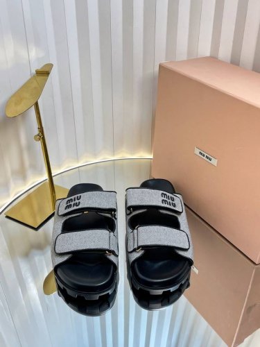 Miumiu缪缪春编织拖鞋 Miu Ss25 New Arrival～春夏 编织拖鞋新品 纯收工编织，小羊皮内里，慢慢慵懒 度假Feel 鞋底有一定厚度，很舒适