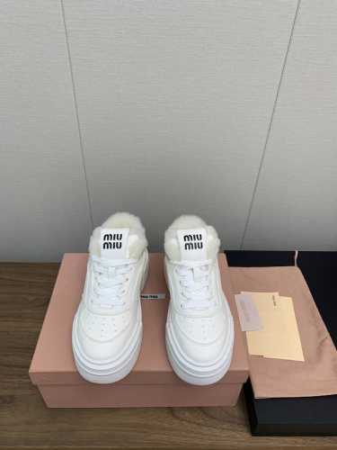 MiuMiu缪缪 最新爆款 厚底 漂白 做旧 复古 小脏鞋 休闲 运动鞋 板鞋 小白鞋 原版购入开发 做货 这款漂白皮革和麂皮运动鞋加以磨损效果，彰显精致格调。