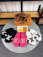 Louis vuitton 2024新款羊毛拖鞋细柔软羊毛 頂级品质纯皮毛一体直毛打造！超温暖的感觉，穿上仿佛踩在云朵上LV经典老花装饰，精致高级！让这双毛拖身