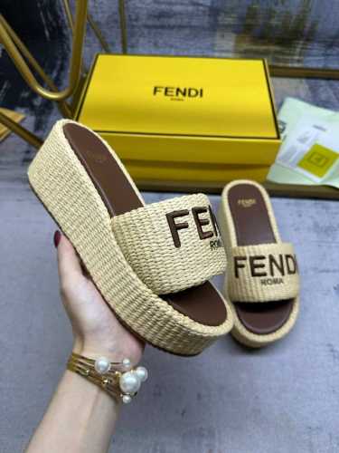 fendi最新爆款宽带厚底拖鞋，Pp草面料，Fendi丝线刺绣，35-42码，