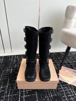 经典爆款 Miu Miu 经典走秀早秋机车靴 粗跟皮带扣复古机车西部靴子系列 夏天都可以穿的靴子来了 王炸款 整体设计透露着波希米兰的随性和洒脱 极具特色的缠绕