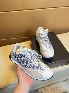 原单品质独家首发 迪奥 独特现代风运动鞋 休闲乐福原版皮 羊里 拒绝脱色磨脚 鞋底 原厂特供原版底 超酷 系带走路都带风风格设计 超舒服耐磨防滑原版底 就好像实