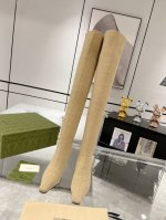 女士GG针织长筒靴巧妙运用方型鞋头和立体酒杯跟等设计元素演绎时尚复古风范 面料：进口GG针织织物其多种材料 内里：垫脚 进口羊皮 跟高：7.5cm 意大利真皮大