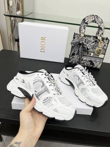 这款 Dior Chrono 运动半拖鞋是二零二四秋季成衣系列新品，以 Dior 的高订风格重新演绎跑步鞋。白色和黑色网眼织物搭配皮革效果镶片，两侧的 Cd 标