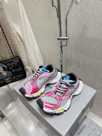 情侣款 Balenciaga巴黎世家最新订书机 老爹鞋 情侣款 休闲这双鞋特点可以用三个关键词概括：复古，阔型，老爹鞋 配送专柜精美包装 面料：原版定制进口科技 - 点击图像关闭