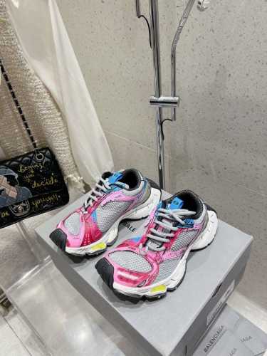 情侣款 Balenciaga巴黎世家最新订书机 老爹鞋 情侣款 休闲这双鞋特点可以用三个关键词概括：复古，阔型，老爹鞋 配送专柜精美包装 面料：原版定制进口科技