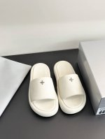 小众设计师品牌拖鞋 时髦精每年必关注的鞋履品牌，它家设计总能让你勇于突破和创新无论日常休闲还是机能感混搭能带来卓越舒适体验与时尚感的双重体验 鞋面材质：牛皮 鞋
