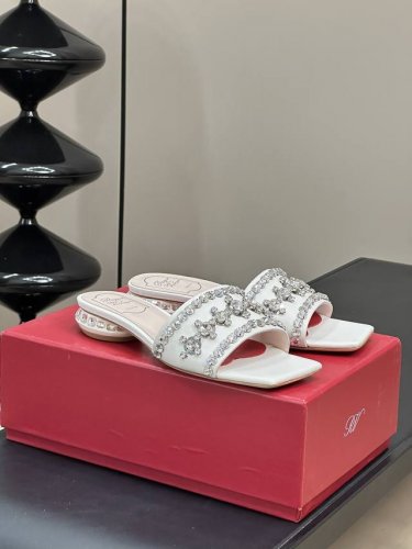 rvidisco鑲鈷后跟納帕皮革穆勒鞋 Roger Vivier 先生倾心打造的系列经典作品开创了鞋履奢华精致风尚，本款Strass Heel Disco 穆勒