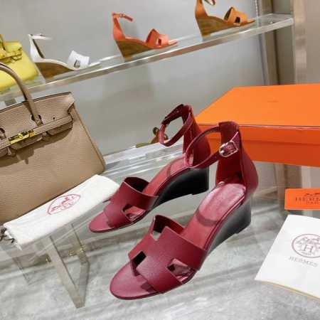 坡跟系列』 手掌纹出厂价 将经典延续 Hermès 坡跟凉鞋新配色 爱马仕的坡跟凉鞋是我见过最简约最耐看最有气质的！！！任何风格都能hold住，7cm高度轻松驾 - 点击图像关闭