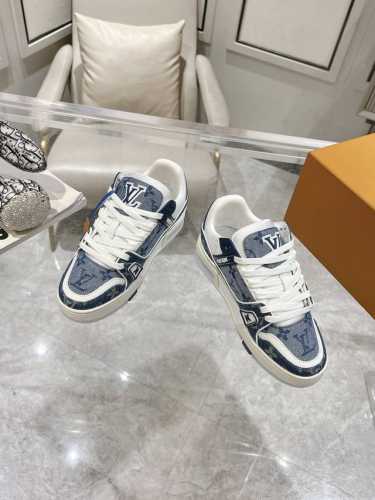 原版开发 品质出货 欢迎对比 LV板鞋系列 LV Trainer Maxi运动鞋将成衣系列的宽松廓形引入VirgilAbloh笔下的LVTrainer运动鞋设计
