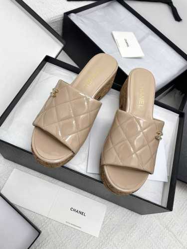 Chanel2025新款菱格坡跟增高厚底拖鞋 众多明星网红上脚，国内外博主刷爆的一个百搭系列，春夏衣橱搭配必备 凉鞋首选. 鞋面：漆皮 内里: 进口水晶羊皮内里